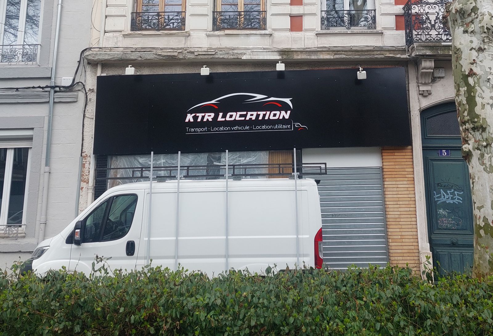 Enseigne professionnelle en aluminium avec découpe vinyle pour une agence de location de voiture