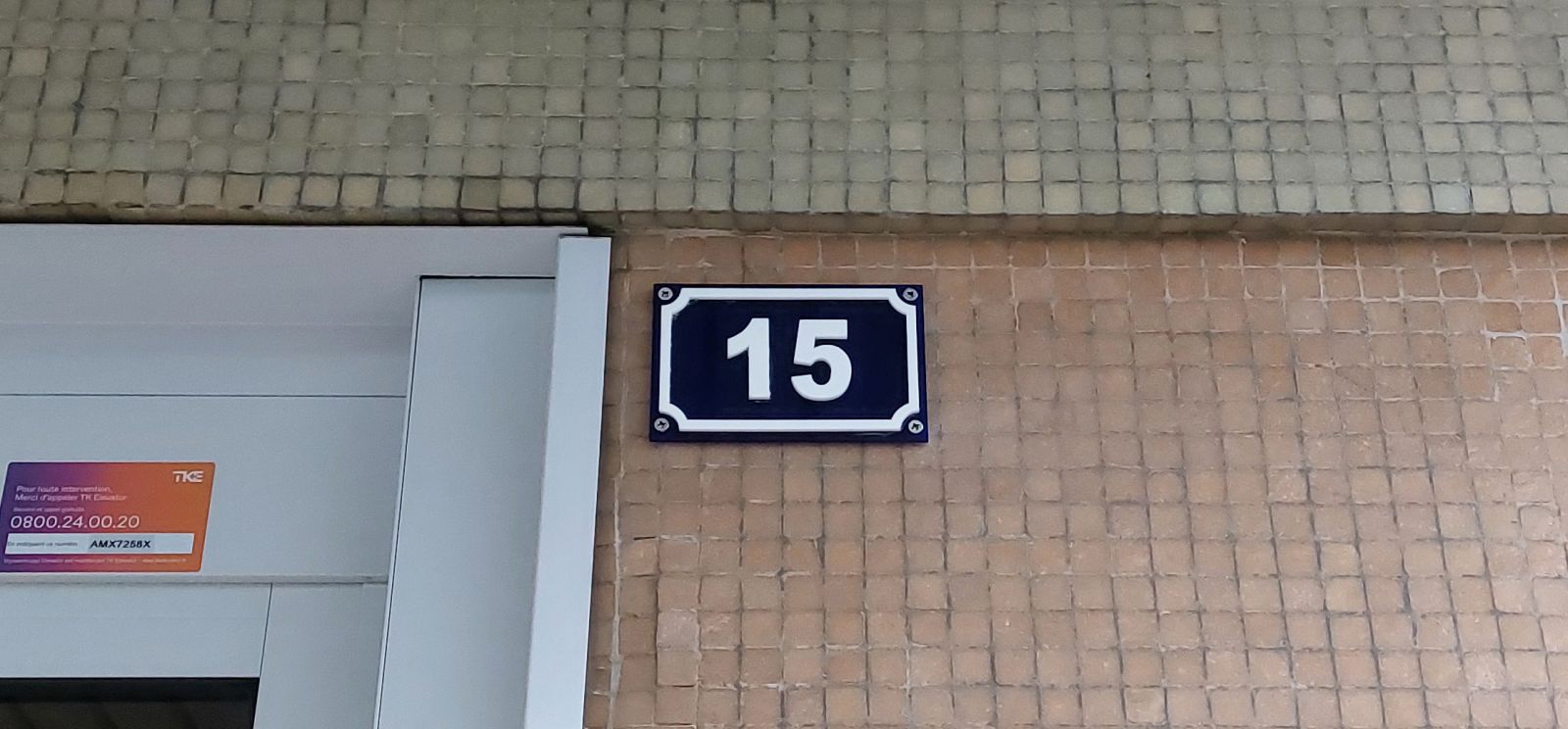 Numéro de rue collage plexiglas bleu et blanc pour un immeuble