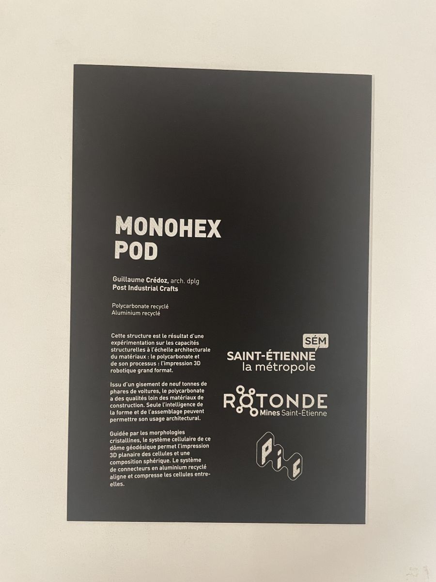 Plaque en aluminium noir mat avec gravure laser fibre pour une expositions.