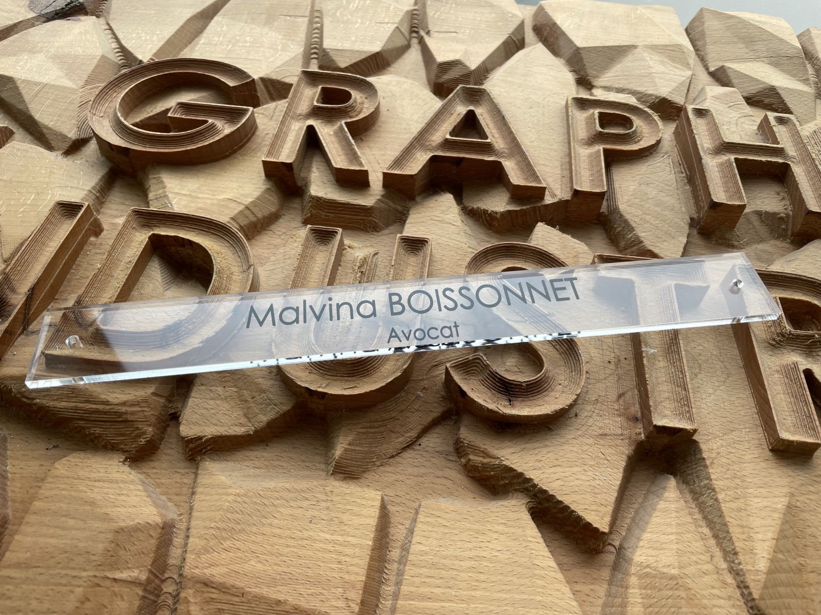 Plaque-professionnelle-plexi-gravure-peinture-noire-avocat-roissonnet