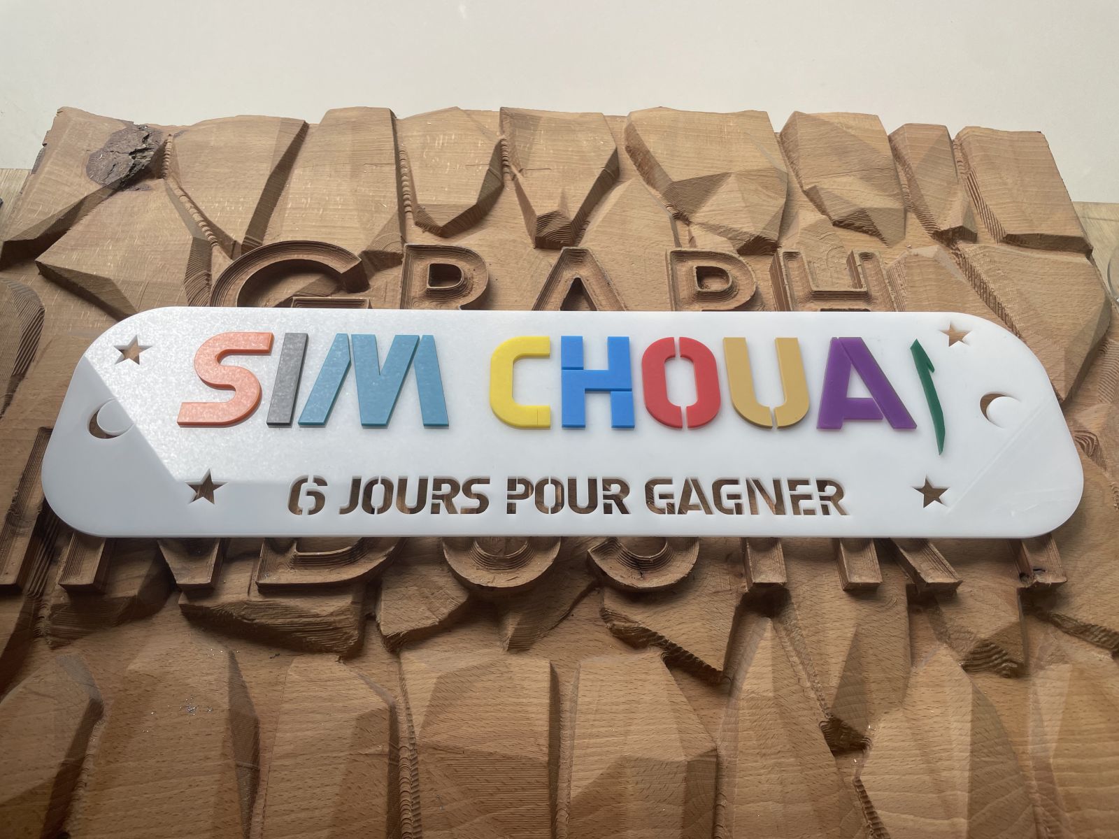 Plaque Signalétique en plexiglas avec découpe laser et collage de lettre en plexiglas de couleur.