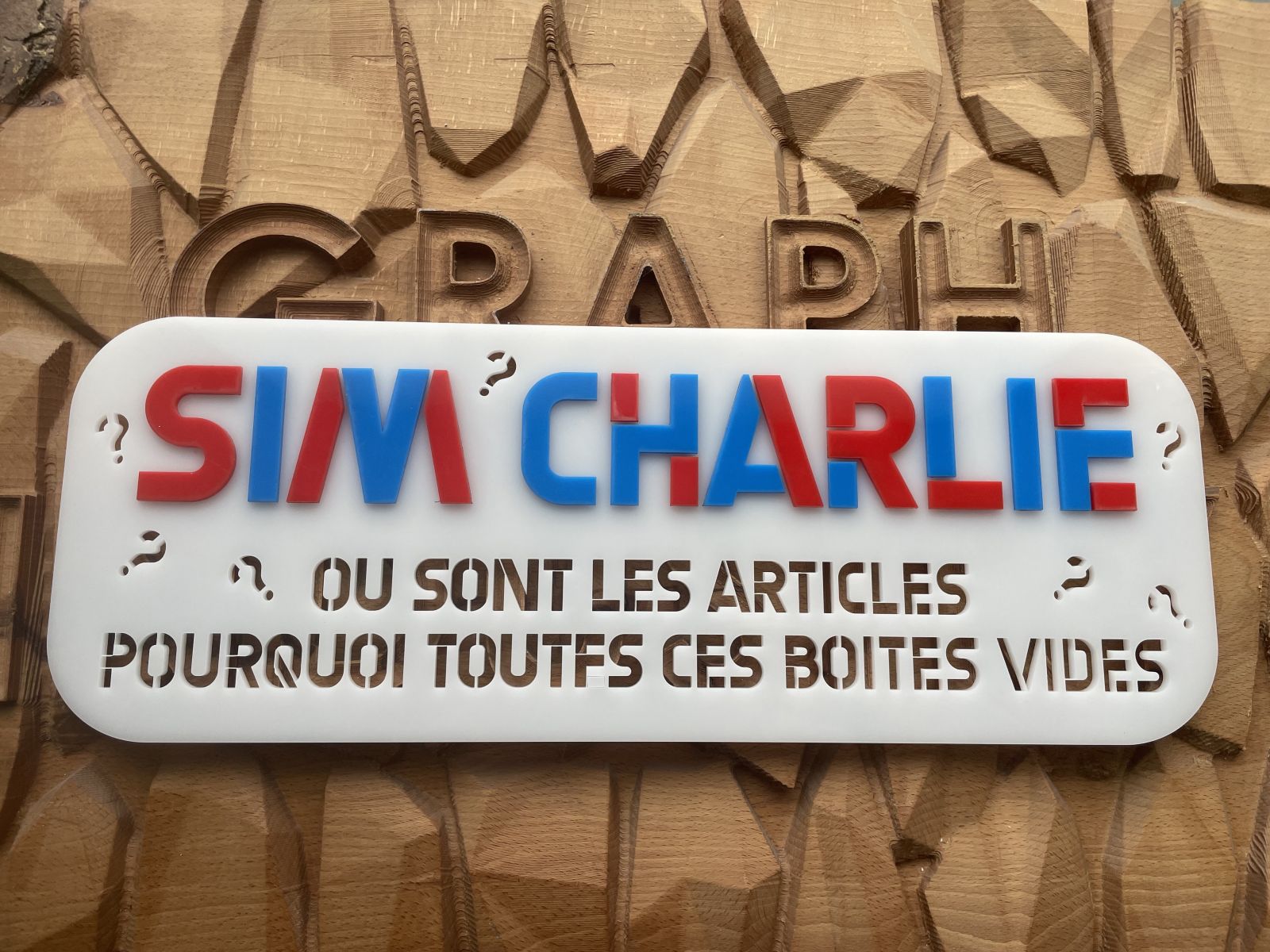 Plaque signalétique en plexiglas avec collage de lettre en plexiglas de couleurs et une decoupe laser-sim