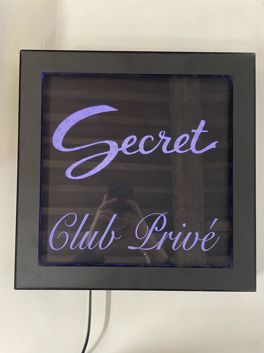 enseigne lumineuse avec led uv en plexiglas transparent avec gravure laser et cadre en plexiglas noir mat