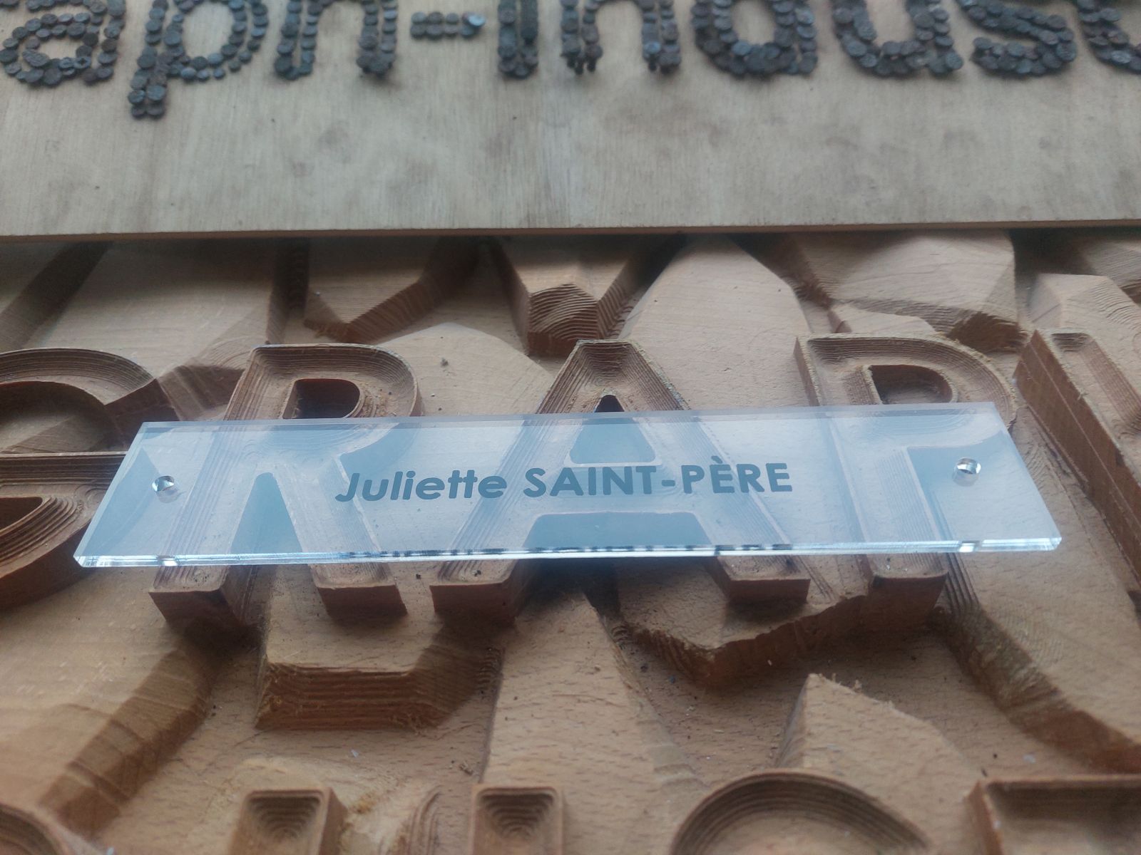 Plaque professionnelle en plexiglas avec gravure et peinture pour une avocate. Plaque professionnelle en plexiglas avec gravure et peinture pour une avocate.