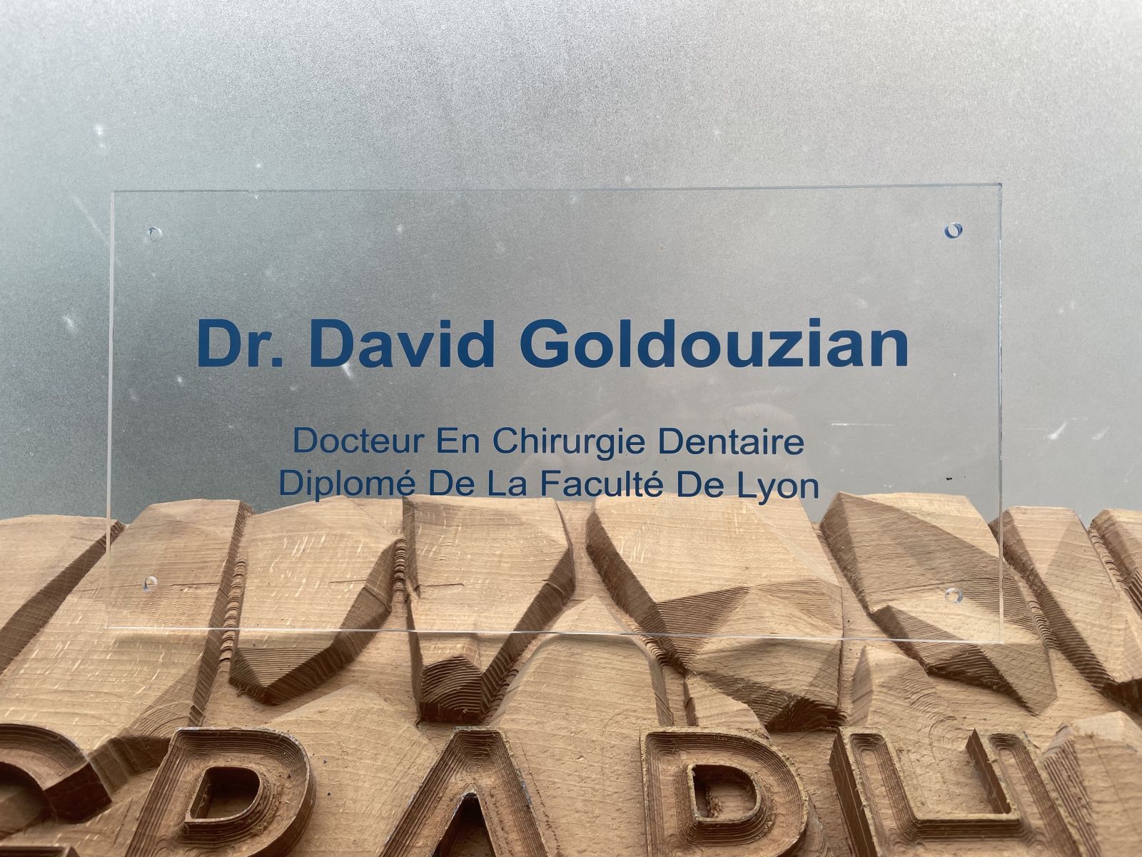 plaque professionnelle en plexiglas avec gravure face arrière et peinture bleu pour un chirurgien dentiste