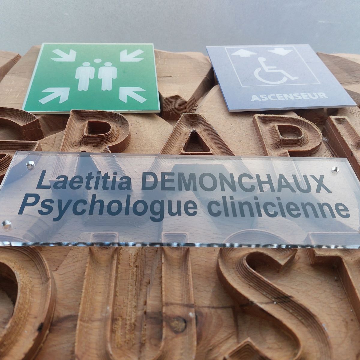 plaque professionnelle en plexiglas