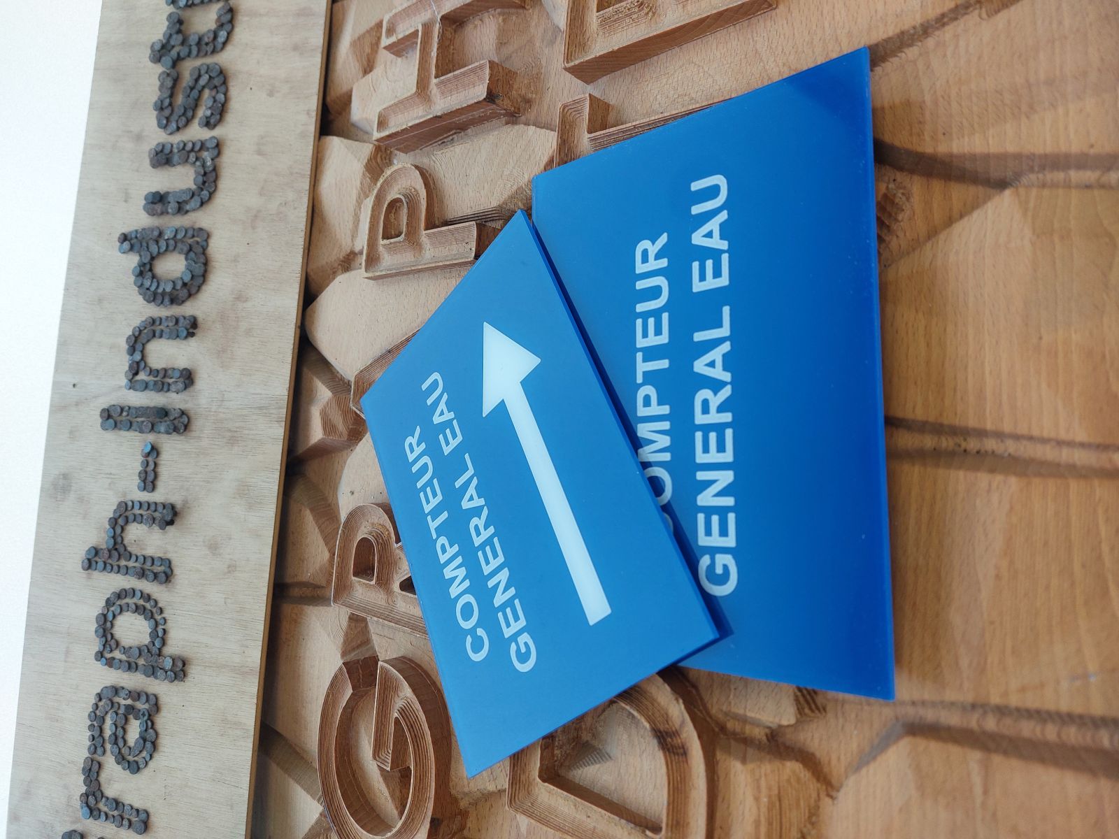 Plaques signalétiques en plexiglas pour des compteurs d'eau à destination d'un syndic de copropriété